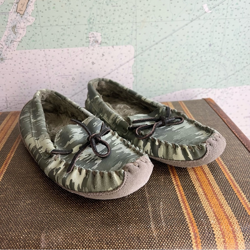 L.L. Bean Youth Wicked Good Slippers in Camo Genuine Shearling 4 Youth